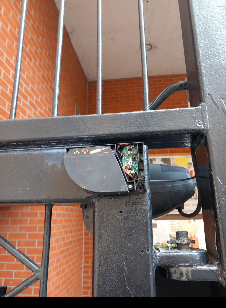 Gate operator opened for repair and control checks.